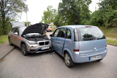 Frau wird uebel und geraet in den Gegenverkehr - Zwei Verletzte bei Plochingen